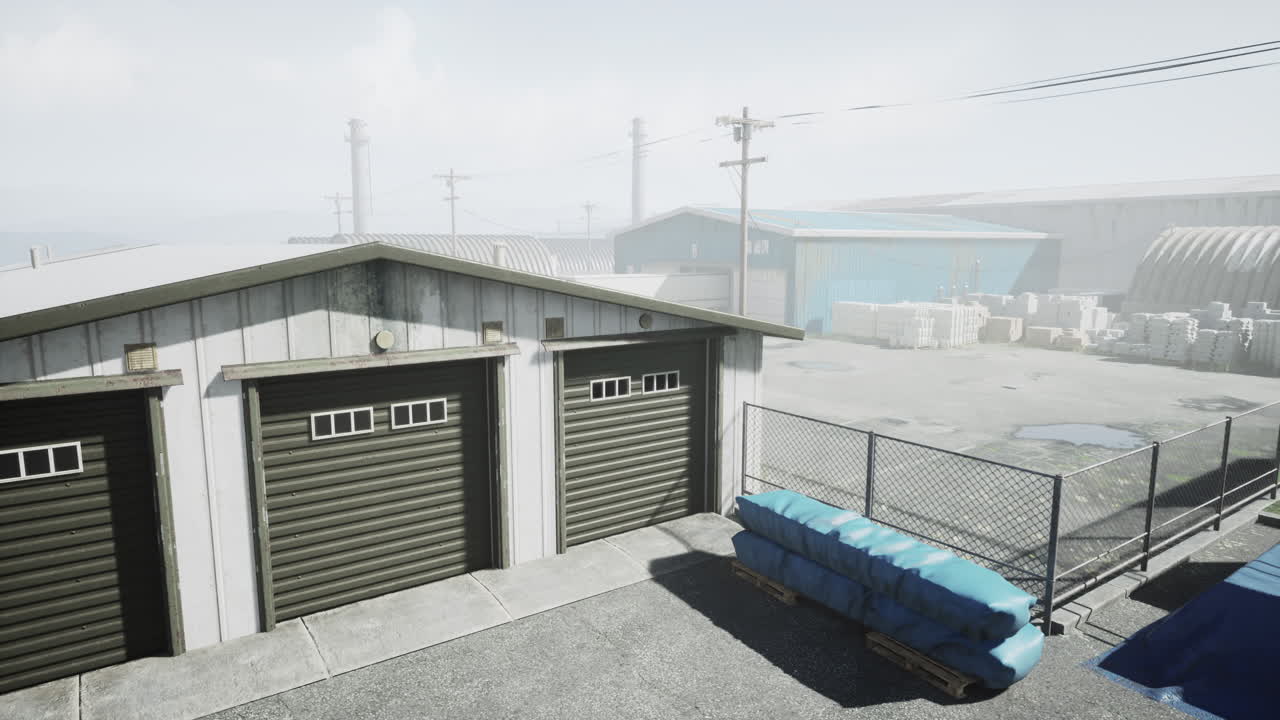 산업 창고 에서 안개 가 가득 한 날