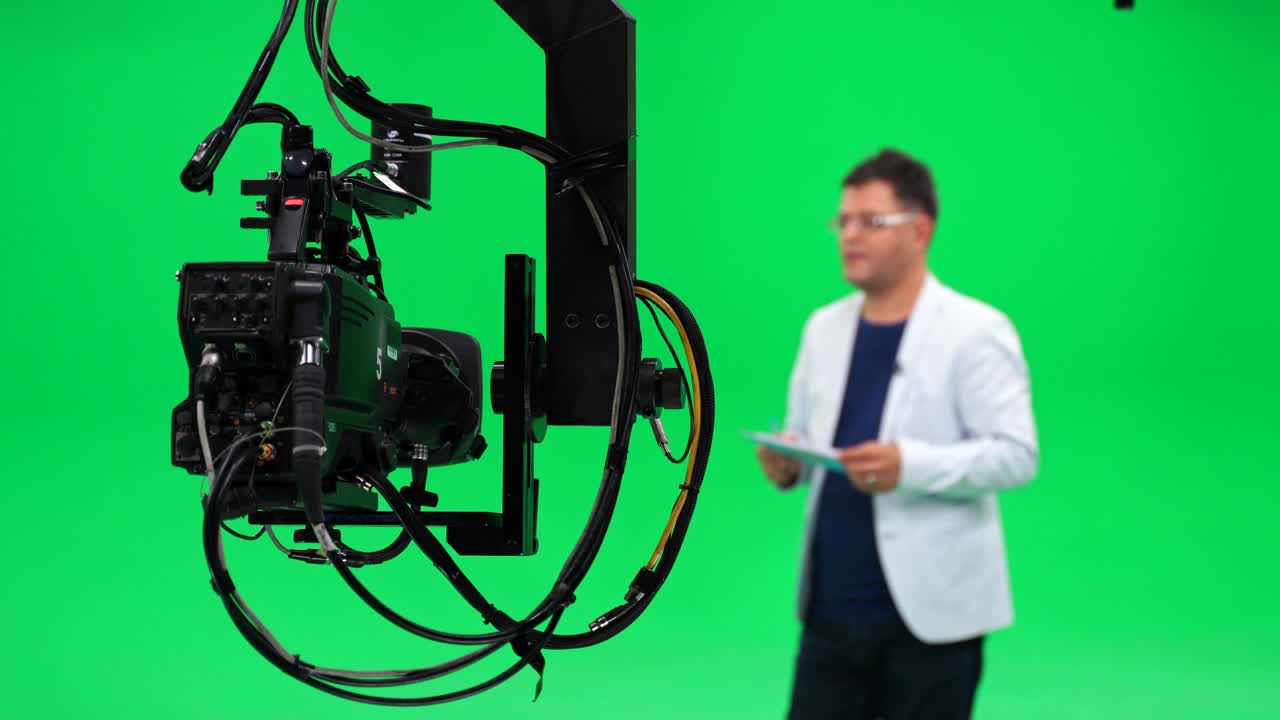 equipo de filmación en el estudio verde de rodaje de video. croma - tecnología de combinar dos o más imágenes o cuadros en una sola composición. camarógrafo, director, equipo. industria cinematográfica.