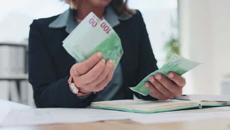 manos, dinero y finanzas con una mujer contable