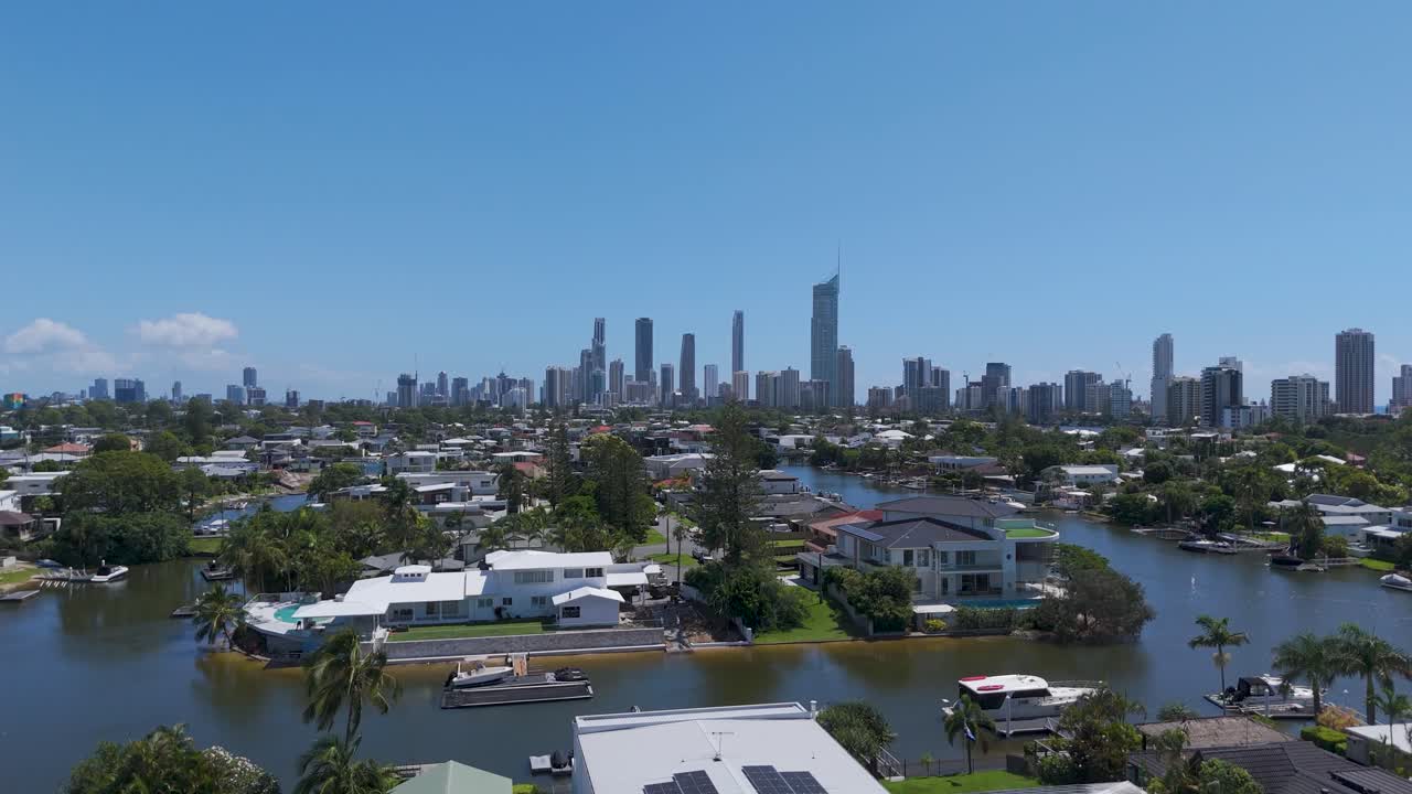 드론은 골드 코스트의 도시 풍경과 수로를 촬영합니다.