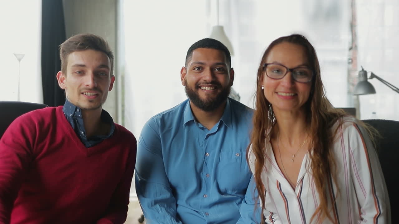 Consultores de negócios sorridentes mostrando Post-its para a câmera