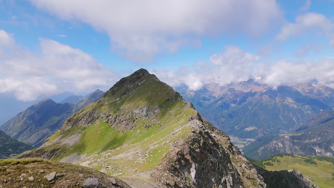 vista a vista de pájaro de las montañas de valmalenco de la región de lombardía en el norte de italia en la temporada de verano