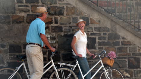 Pareja-Mayor-Yendo-A-Dar-Un-Paseo-En-Bicicleta-Por-La-Ciudad