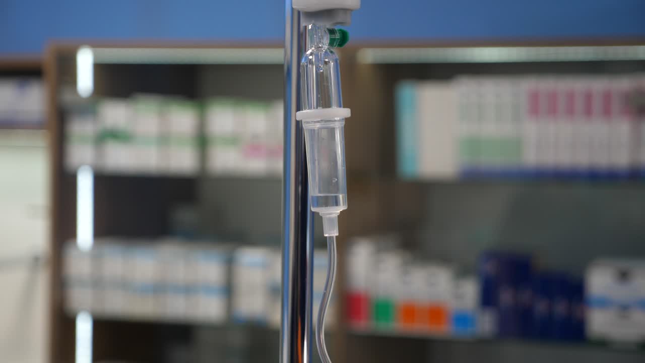 Primo piano di una sacca per flebo medica