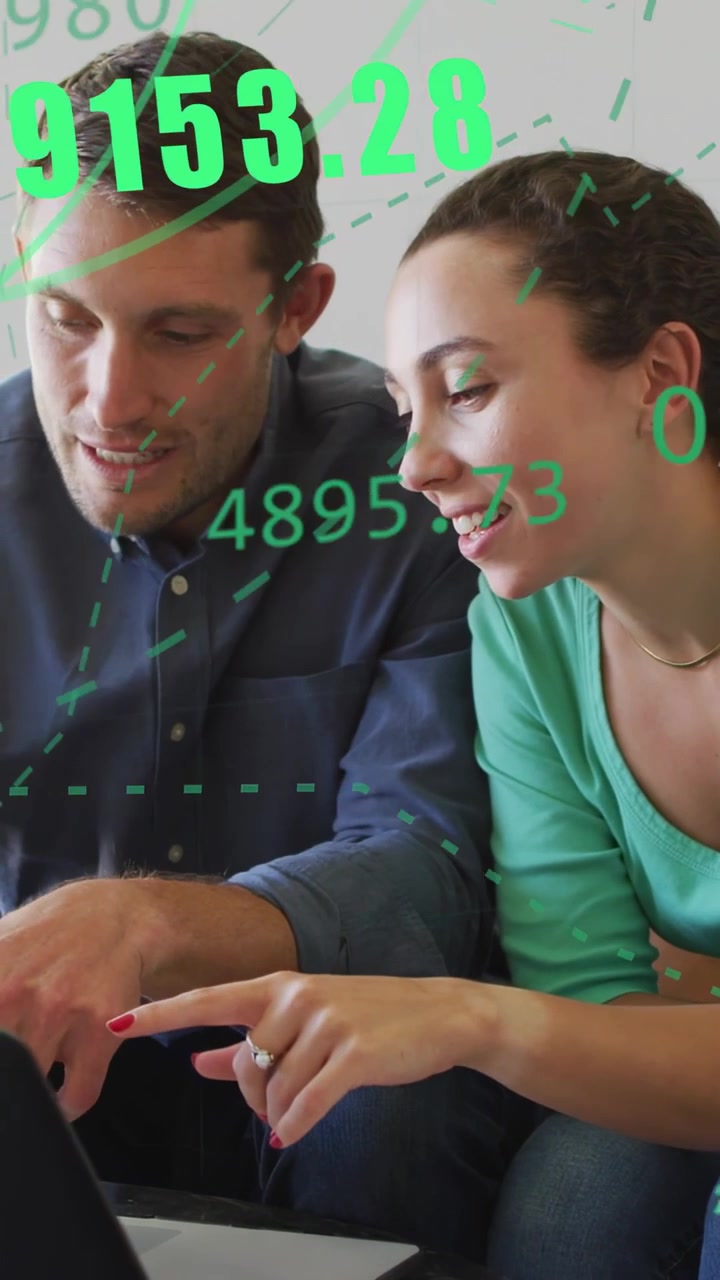 Video verticale: Due persone toccano un laptop e indicano, esaminando i KPI, concordando mentre le sovrapposizioni verdi si spostano.