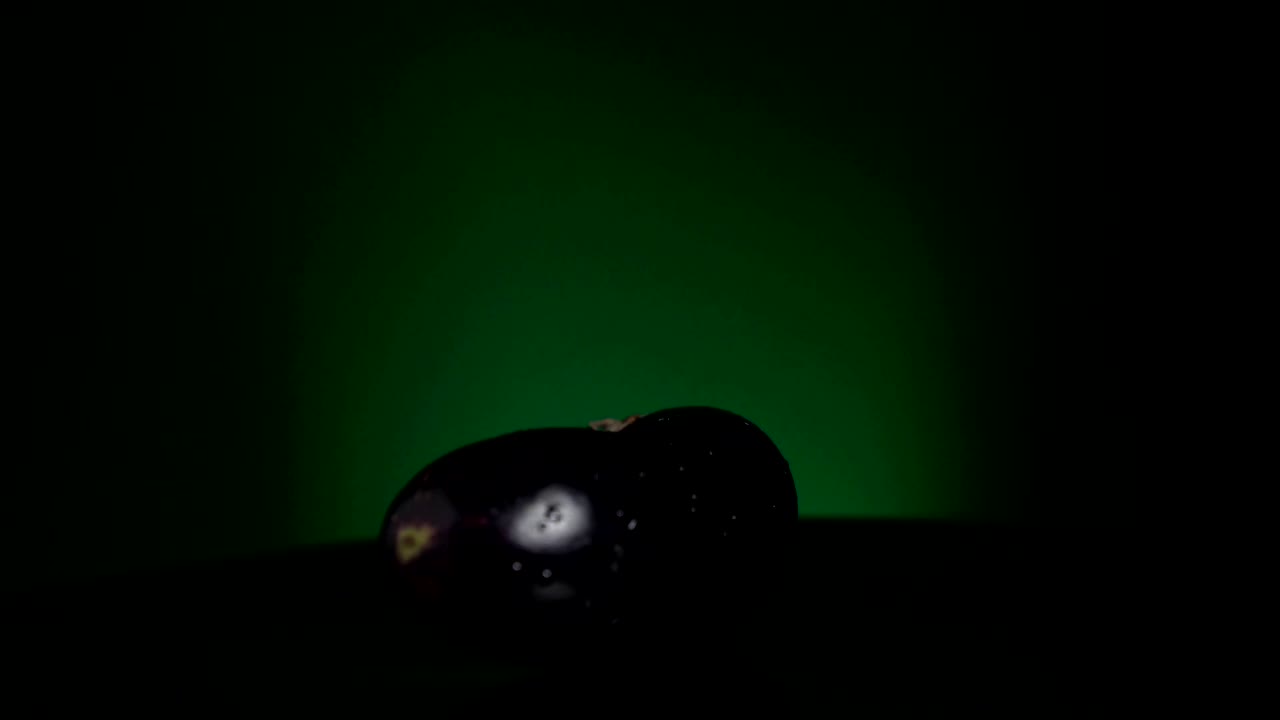 баклажан, поворачивающийся в петлю