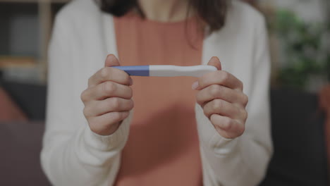 mujer con una prueba de embarazo