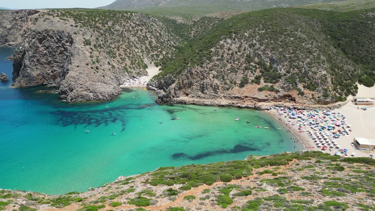 이탈리아 사르데냐의 칼라 도메스티카 해변과 청록색 코브 - 4k 공중 기울기