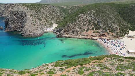 Cala-Domestica-Strand-Und-Türkisblaue-Bucht-In-Sardinien,-Italien---4k-Luft-Nach-Unten-Kippen