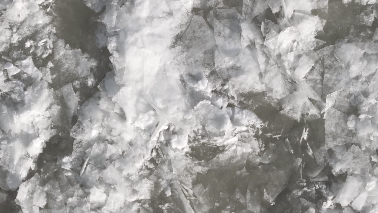 사우스햄튼의 얼어붙은 호수 조각에서 빛나는 빛, 고 조용한 겨울 장면, 고각 촬영