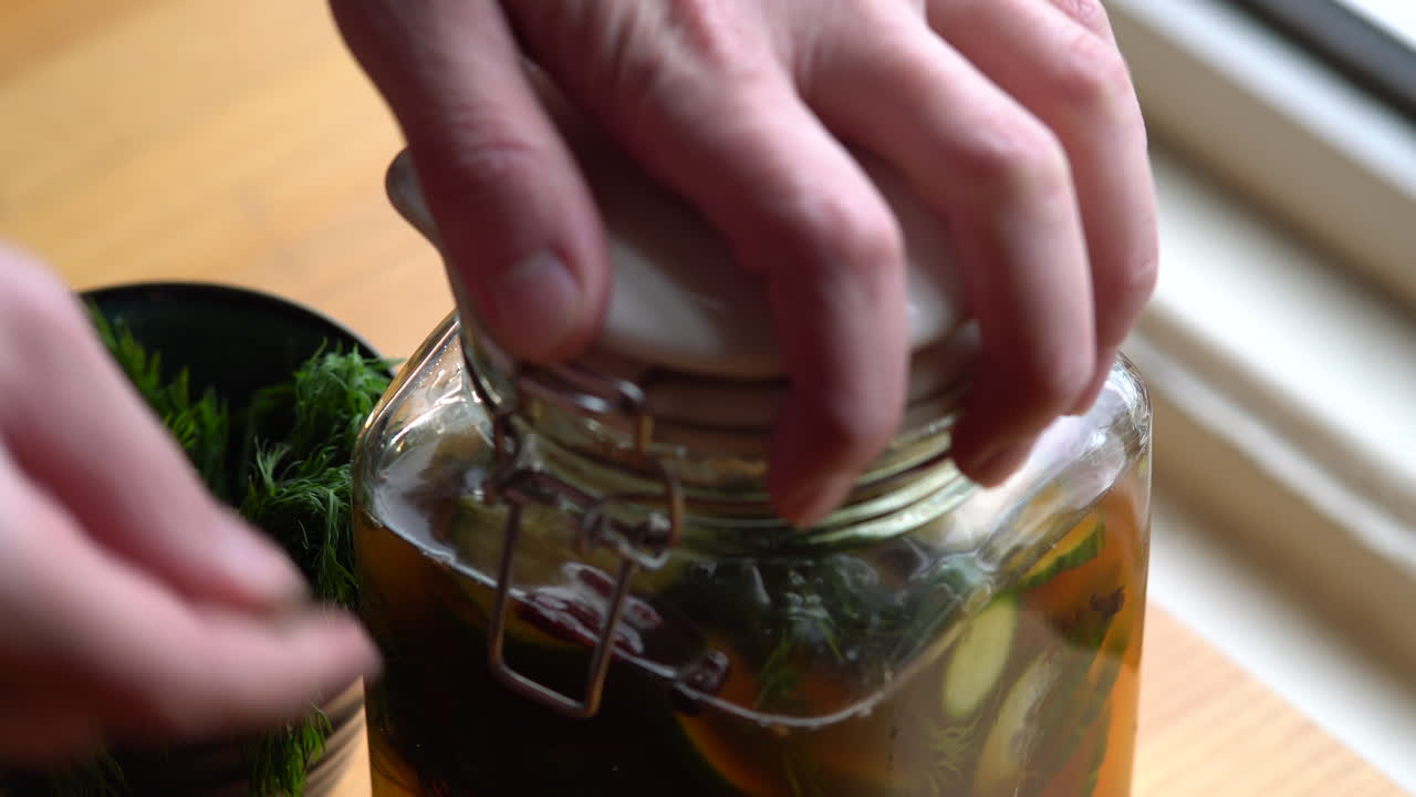 음식 병을 닫는다