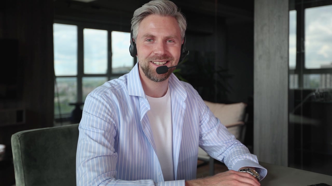 Professionel mand med headset taler under videoopkald