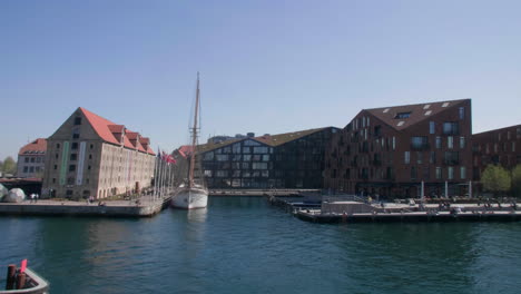 Kopenhagener-Hafen-Mit-Historischen-Und-Modernen-Gebäuden-Am-Wasser