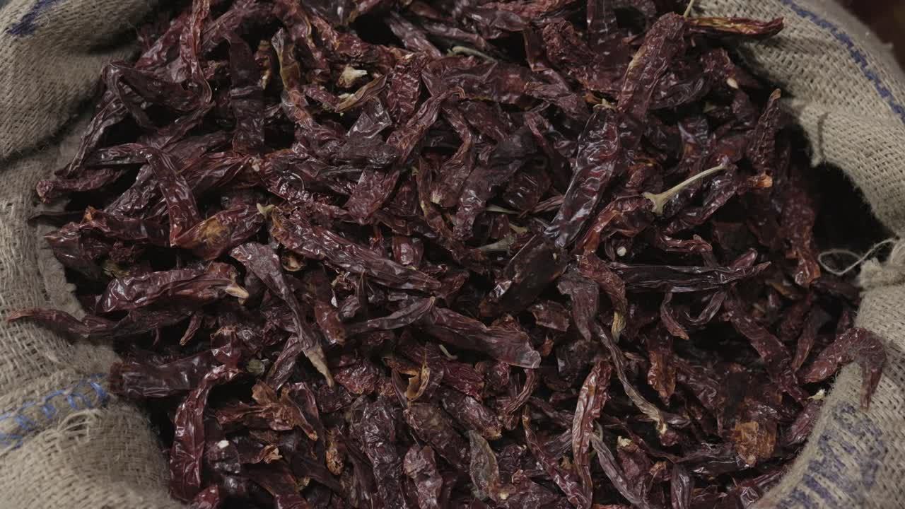 낮에 상단 각도에서 소매점에서 판매되는 건조한 은 칠리 향신료