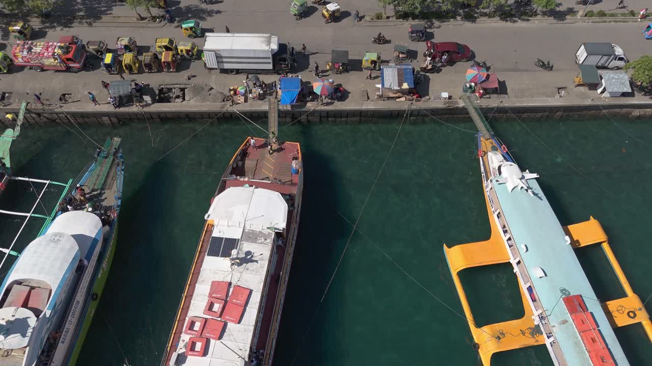 수리가오 의 번화 한 항구 에 정박 한 화물 선박 과 여객 선박