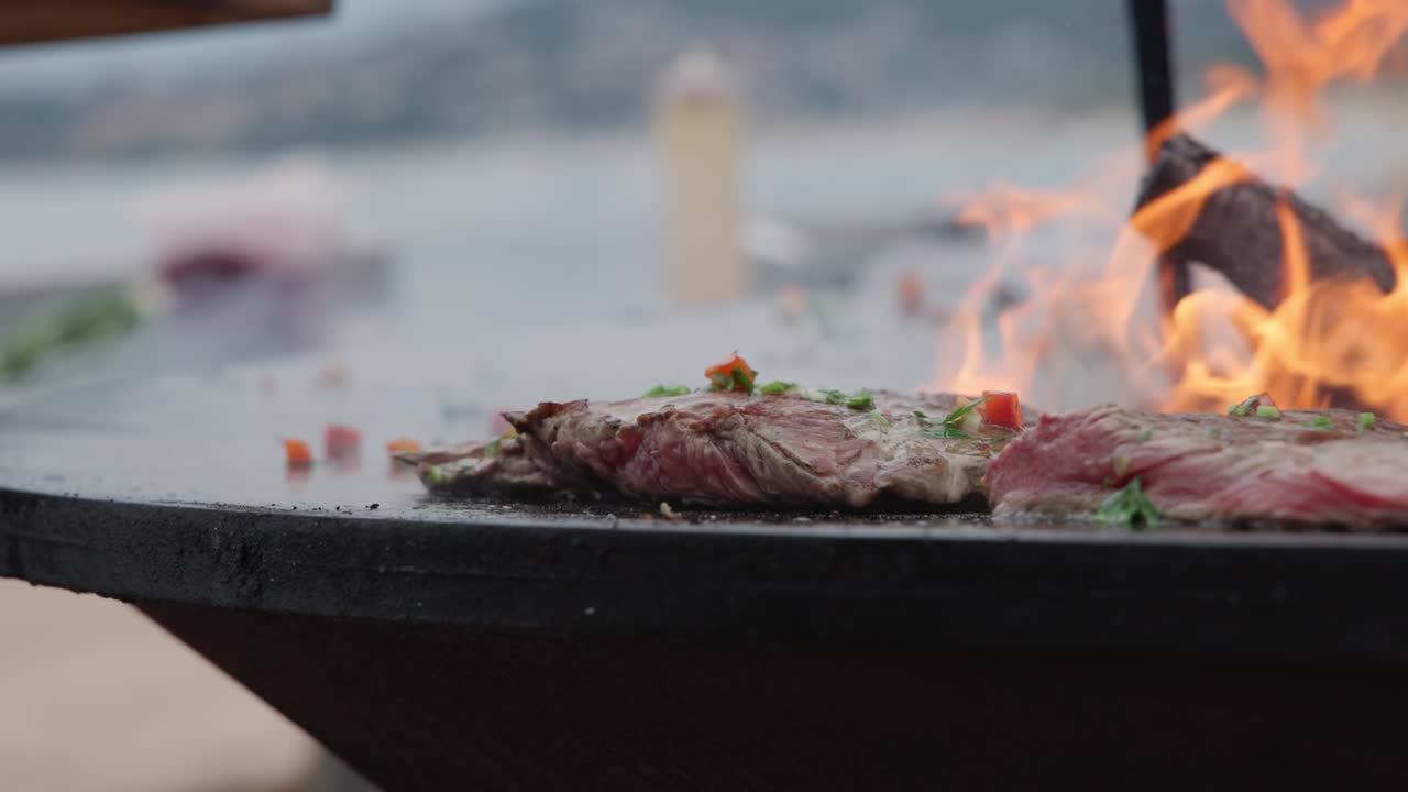 - carne a la parrilla en la barbacoa - de cerca - 4k 29,97 fps - disparado en canon r5c
