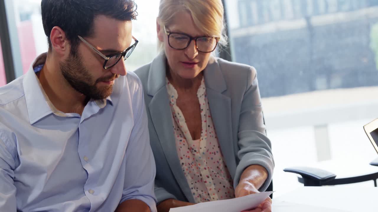 gente de negocios mirando el documento