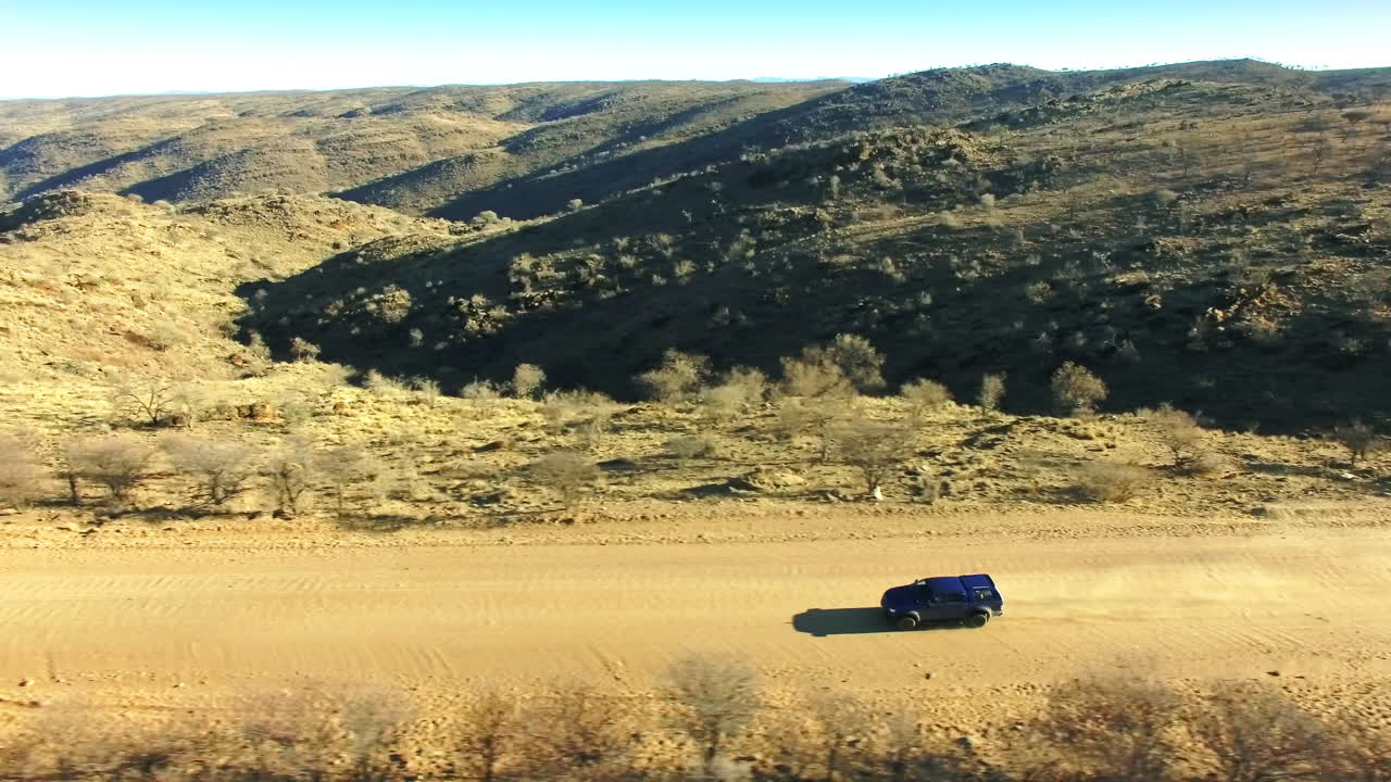 건조한 사막을 가로질러 나아가고 있습니다.