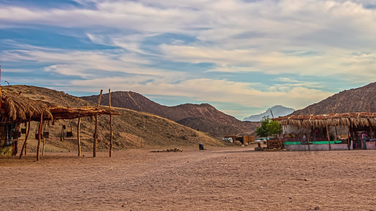산의 언덕에서 중동 또는 아프리카 시장에 시장에 가는 사람들의 타임  ⁇ 스,  ⁇ 은 날