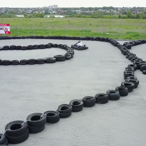 los conductores de karts participan en una carrera de karts
