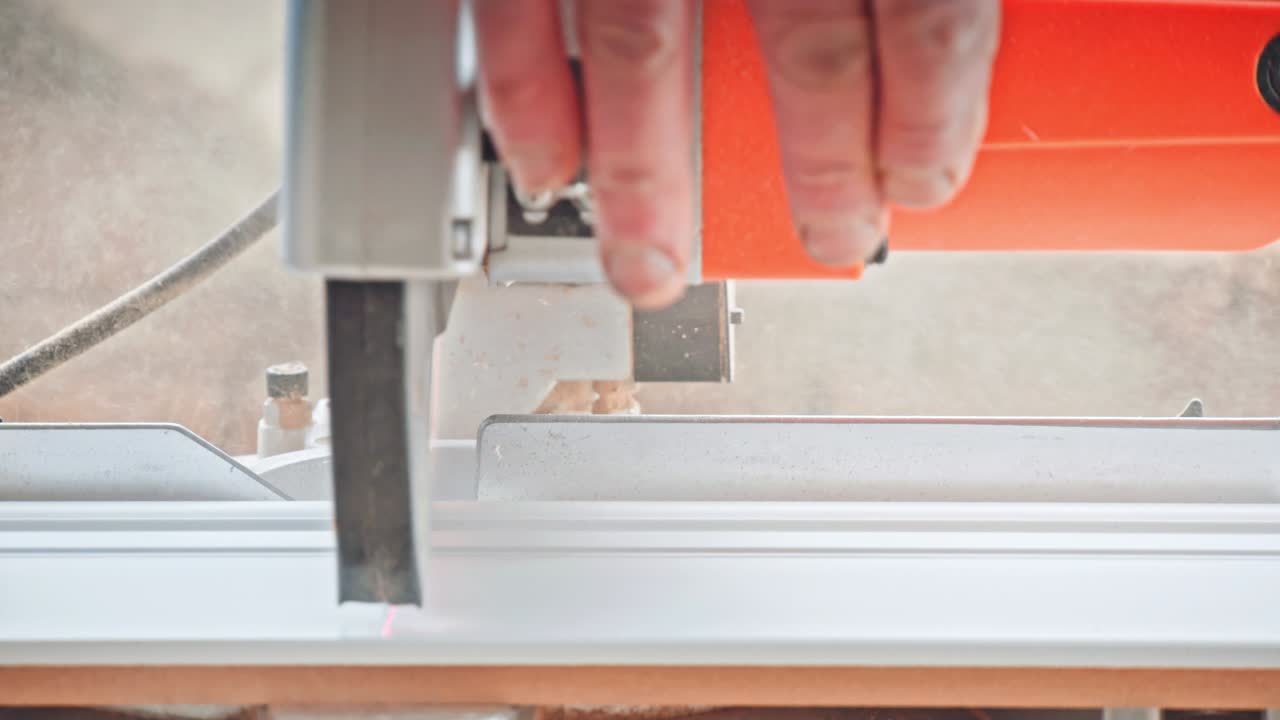 carpintero que utiliza una sierra circular para cortar tablas de madera
