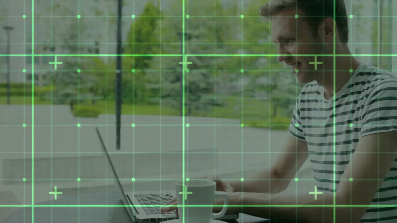 animación de la cuadrícula sobre el hombre caucásico feliz usando la computadora portátil en el café