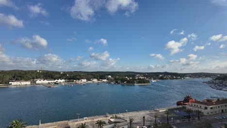 Bucht-Von-Mahon,-Auf-Der-Insel-Menorca,-Spanien,-An-Einem-Windigen-Und-Sonnigen-Himmel-Mit-Einigen-Wolken