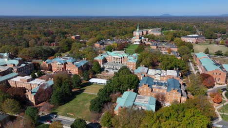 Amplia-Toma-Aérea-De-Establecimiento-Del-Campus-Universitario-De-Wake-Forest-En-Otoño