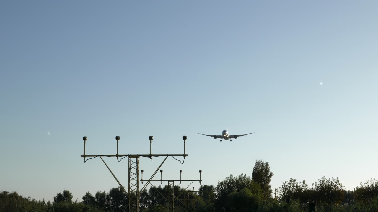кадр с кардана самолета, приближающегося к аэропорту в солнечный день, готовящегося к посадке