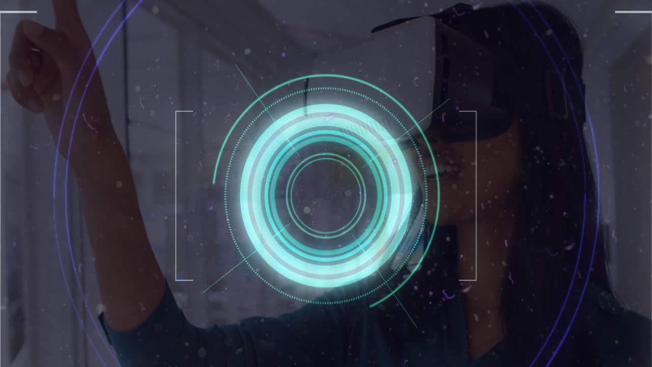rastros de luz sobre el escáner de alcance de neón contra la mujer gesticulando mientras usa auriculares vr en la oficina