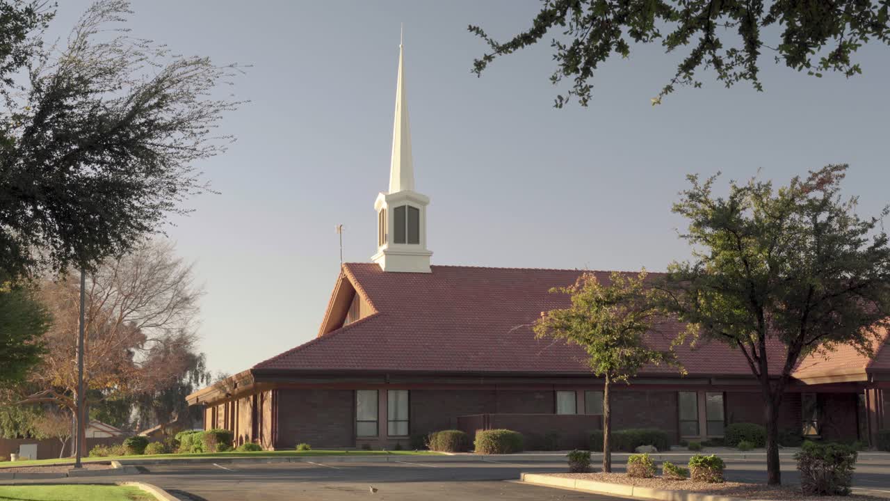 일출 동안 흰색 첨탑이 있는 lds 교회 건물
