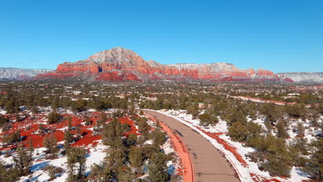 el campo desértico alto cerca de sedona, arizona en invierno después de un sobrevuelo aéreo de nieve