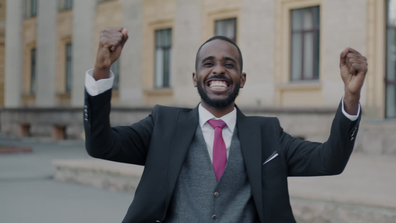 un hombre de negocios feliz celebrando el éxito.