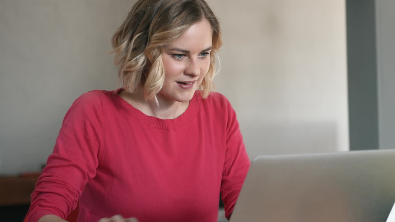Atraktivní žena vyhrnující si rukávy, aby se pustila do práce