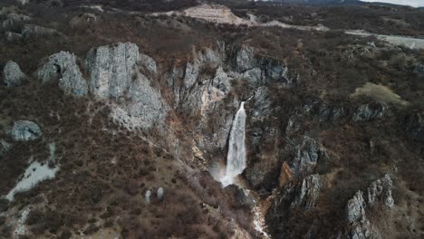 Hermosa-Cascada-En-Las-Montañas-De-Albania,-Skakavica