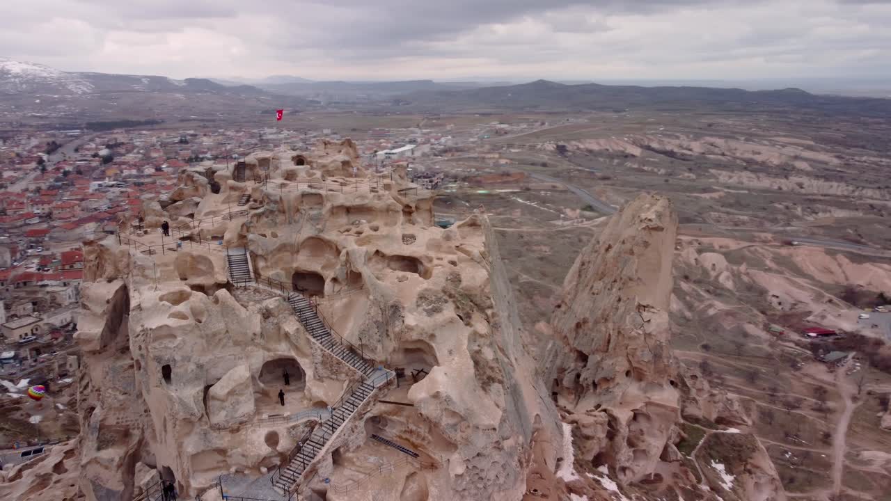 ciudad antigua y un castillo de uchisar excavado en una montaña, capadocia, turquía