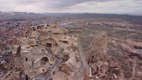 Ciudad-Antigua-Y-Un-Castillo-De-Uchisar-Excavado-En-Una-Montaña,-Capadocia,-Turquía