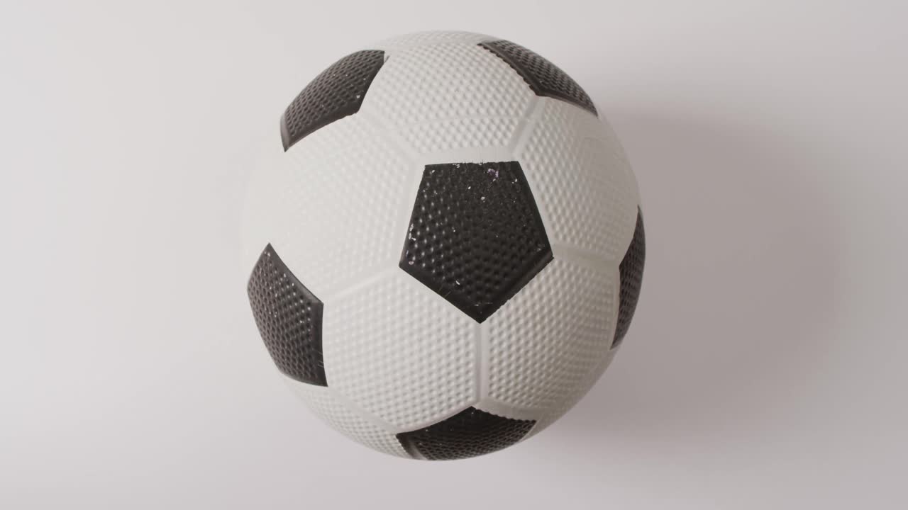 animation eines fußballs auf weißem hintergrund mit kopierraum
