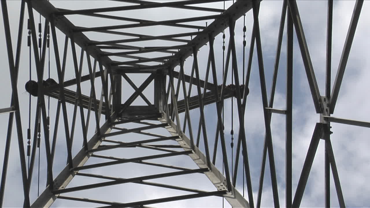 유틸리티 타워가 하늘로 올라간다.