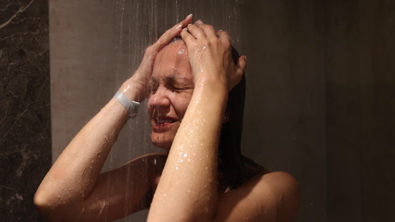 샤워를하는 여자