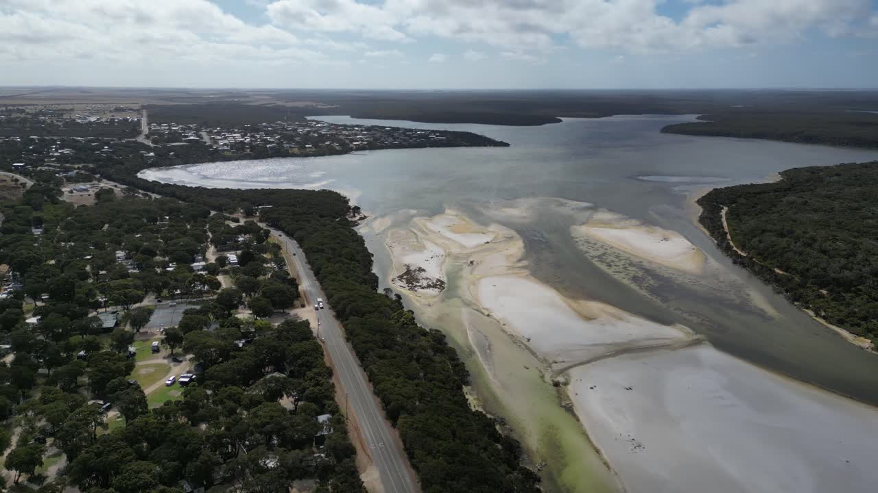 río que desemboca en el océano en australia durante la hora del atardecer