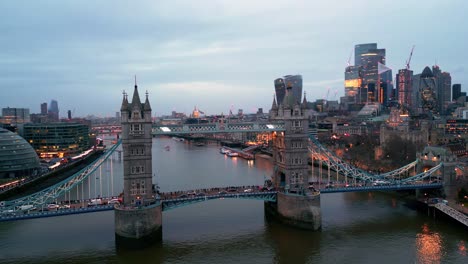 Orbitale-Drohnenaufnahme-Von-Rechts-Nach-Links-Der-Tower-Bridge-In-London,-England