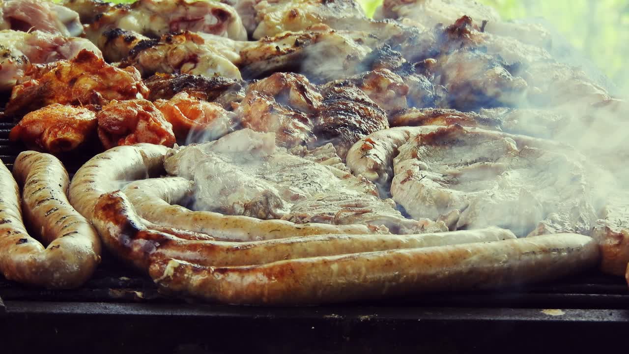 불타는 그릴에 구운 소시지