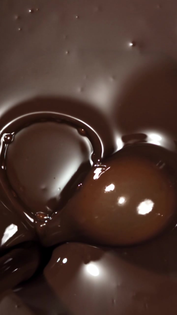 Ricco cioccolato fuso che cola e forma un cuore