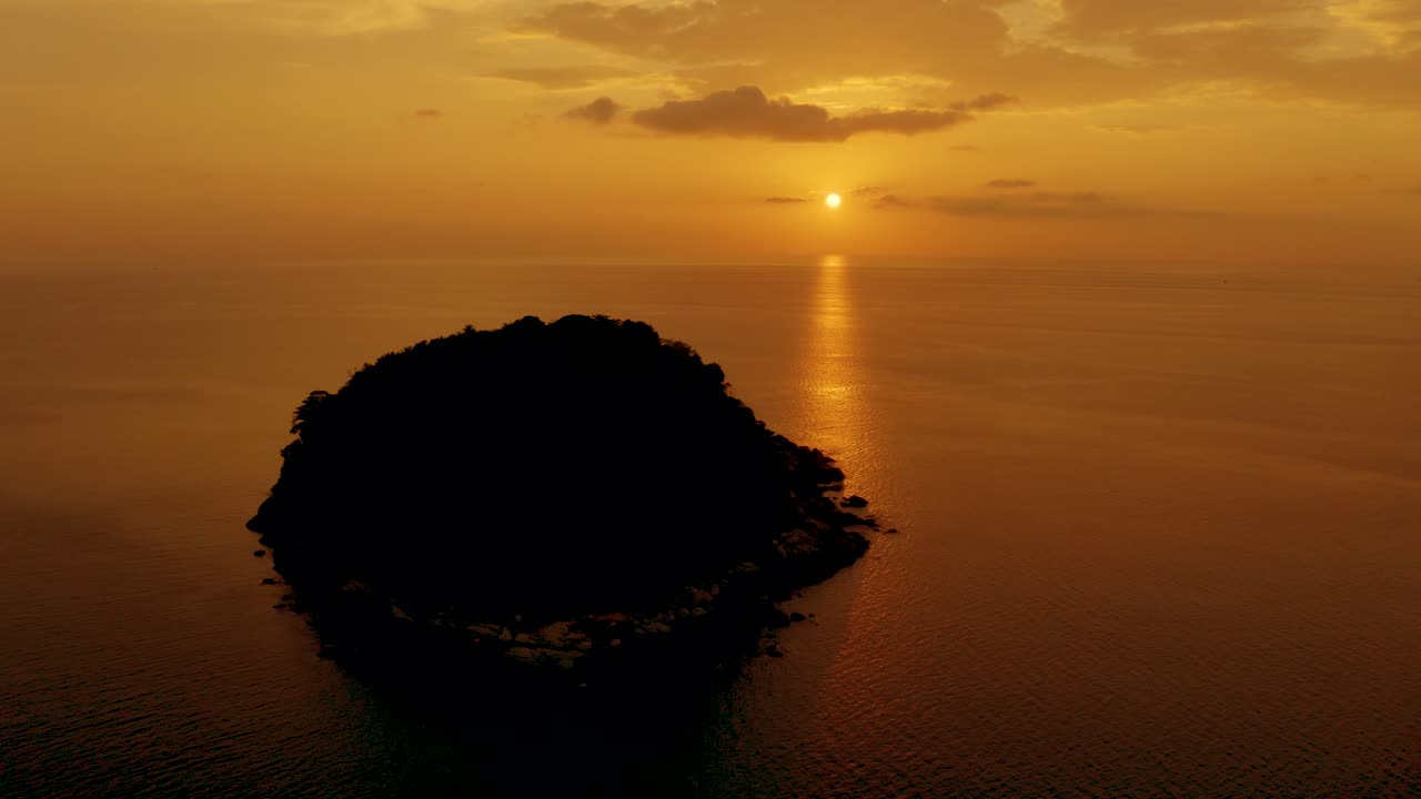 항공 사진 카타 비치 푸케 이상의 일몰 아름다운 구름