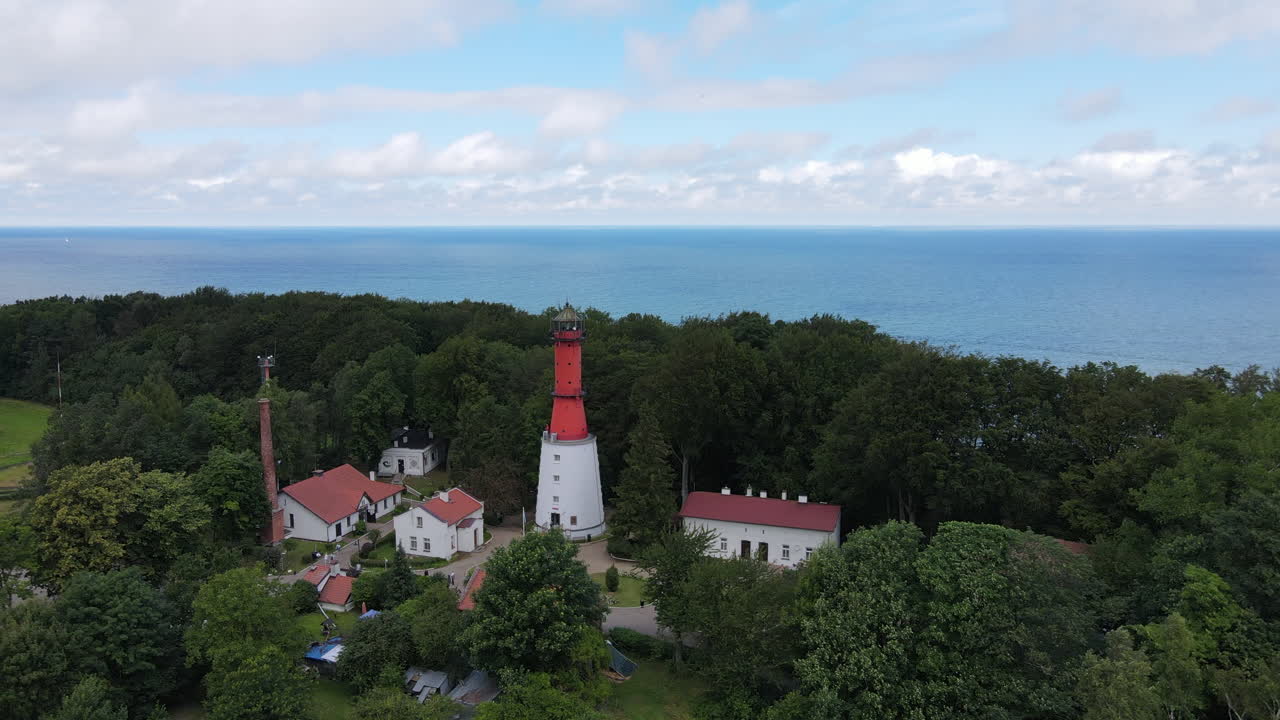 Drönarbild av fyren Rozewie med havet i bakgrunden