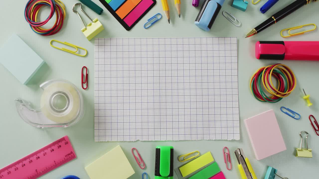 밝은 초록색 배경에 복사 공간과 학교 장비와 함께 체크 된 시트의 비디오