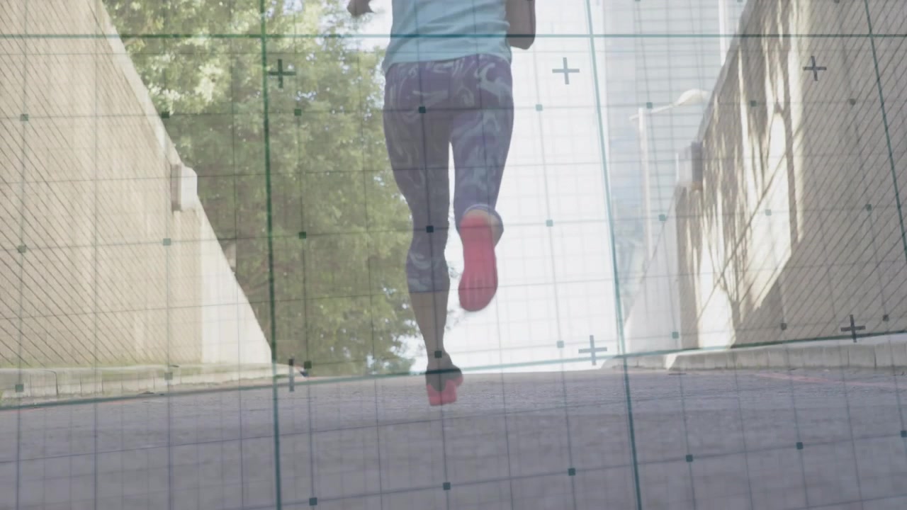 Vista posteriore di donna che corre con sovrapposizione di griglia digitale