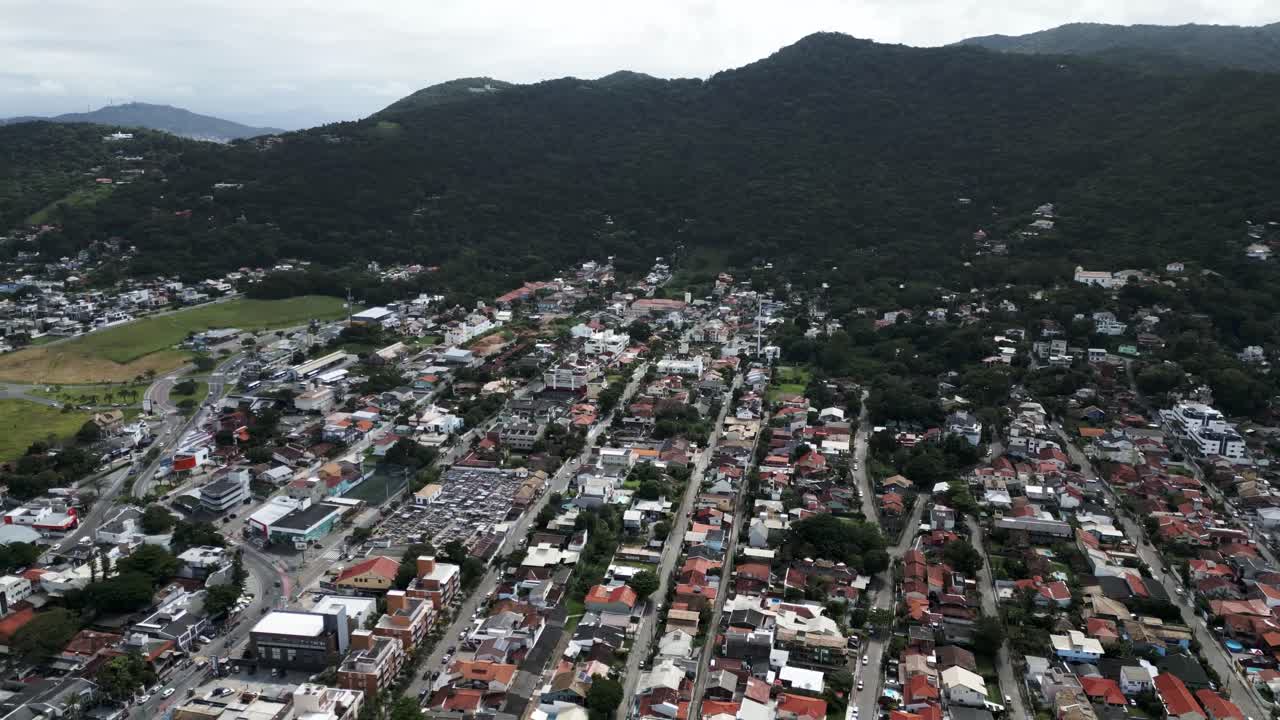 lagoa de conceicao ciudad en santa catarina brasil, paisaje de montaña y casas de barrio, florianópolis, destino de viaje, vista panorámica aérea