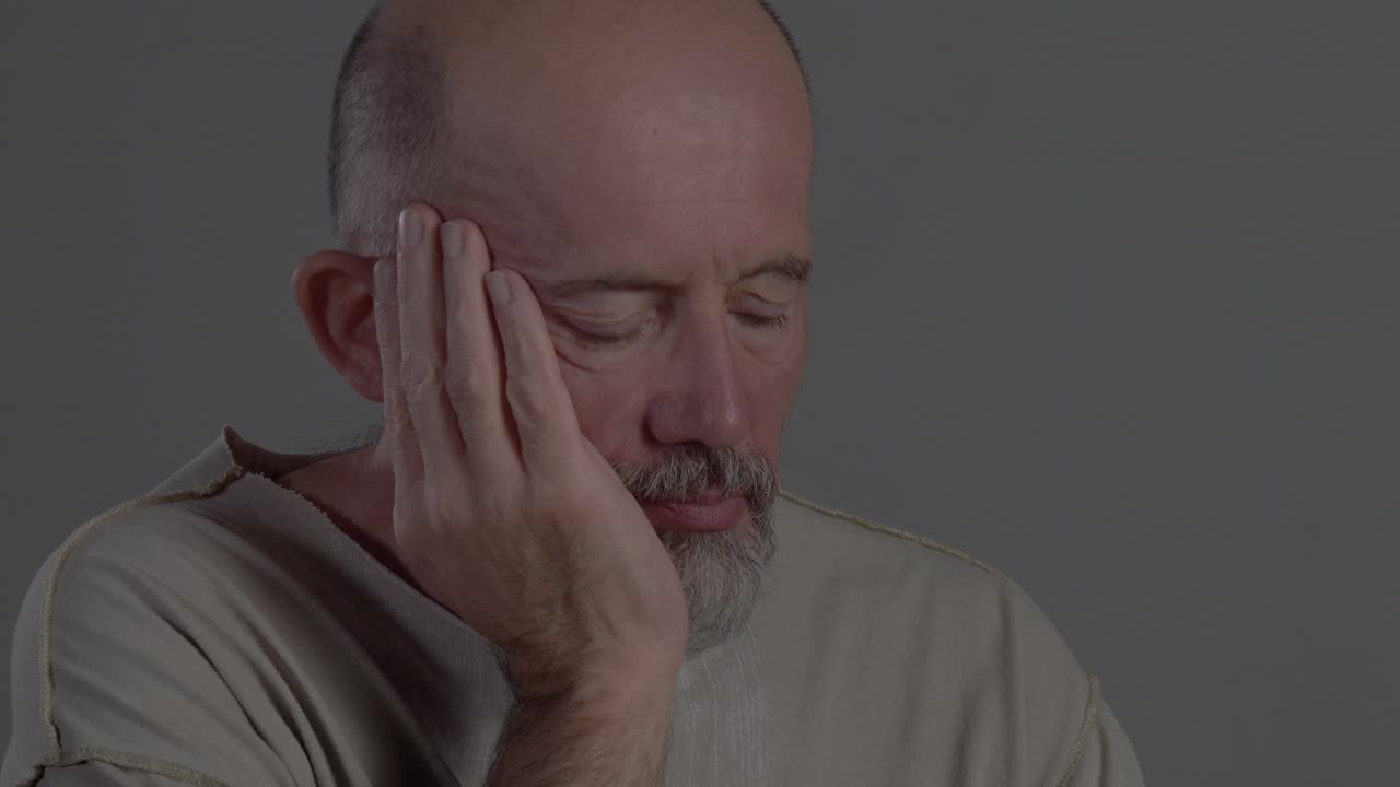 depresión hombre triste bebe cerveza solo